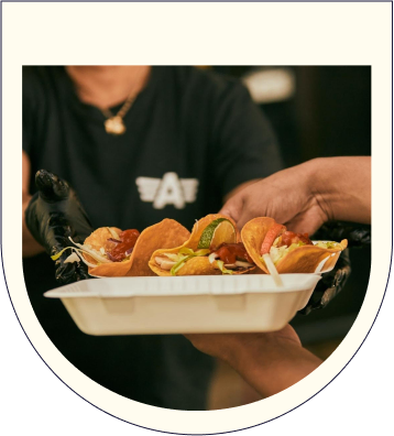 Una pareja comiendo tacos y guacamole en Ritmo Latino Fest Madrid