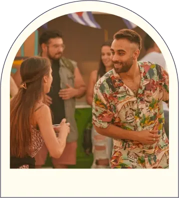 Gente bailando música latina en la fiesta Ritmo Latino Madrid